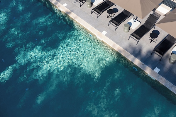 Alberca al aire libre por temporada y sombrillas en la alberca