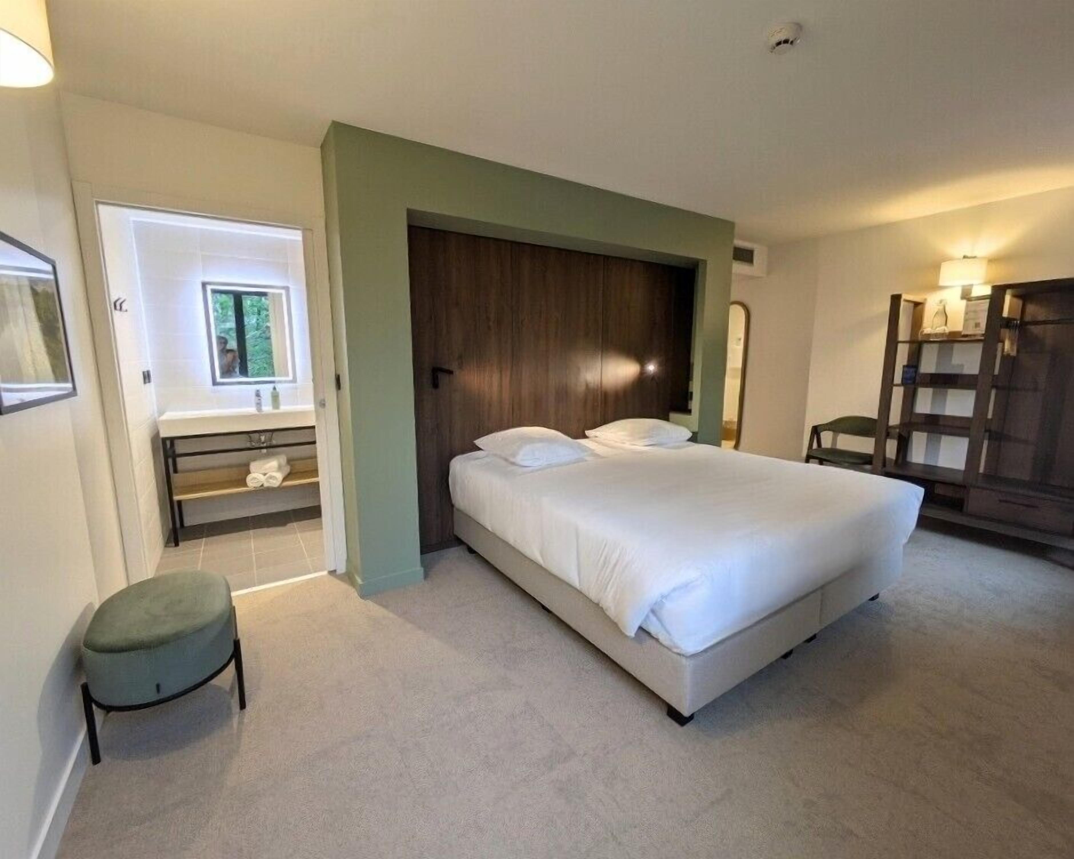 Triple Room | Pillowtop beds, free cribs/infant beds, free WiFi, bed sheets