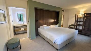 Triple Room | Pillowtop beds, free cribs/infant beds, free WiFi, bed sheets