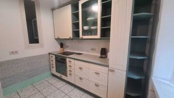 Departamento básico | Cocina privada | Refrigerador, microondas, horno y parrilla de estufa