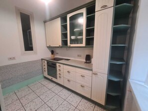 شقة بتجهيزات أساسية | مطبخ خاص | ثلاجة، ميكروويف، فرن، موقد طهي مسطح