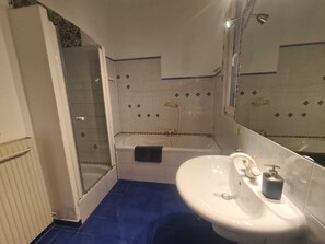 شقة بتجهيزات أساسية | حمام | وحدات دش مع أحواض استحمام، مستلزمات مجانية للعناية الشخصية، مجففات شعر