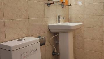 Kamar Double Standar | Kamar mandi | Shower, handuk, sabun, dan sampo