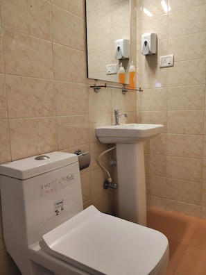 Kamar Double Standar | Kamar mandi | Shower, handuk, sabun, dan sampo