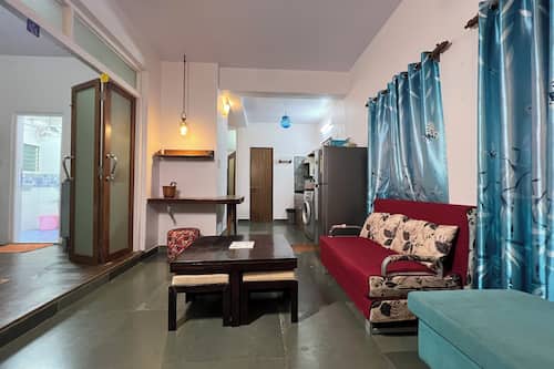 Royal Suite | Living area | 42-inch flat-screen TV with satellite channels