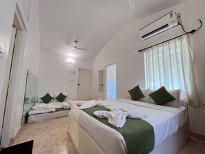 Chambre supérieure, 2 grands lits | Accès au Wi-Fi (inclus), literie fournie
