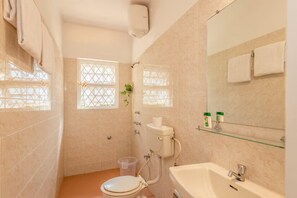 Superior-Doppelzimmer | Badezimmer | Dusche, Handtücher, Seife, Shampoo