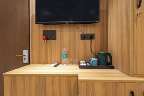 Bureau, fer et planche à repasser