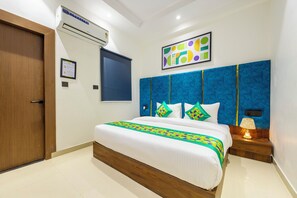 Economy Double Room | Desk, iron/ironing board - Treebo Accent Park and  Banquet (Noida)