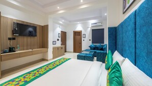 Kamar Double Deluks | Meja kerja dan setrika/meja setrika