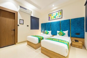 Deluxe Double Room | Desk, iron/ironing board - Treebo Accent Park and  Banquet (Noida)