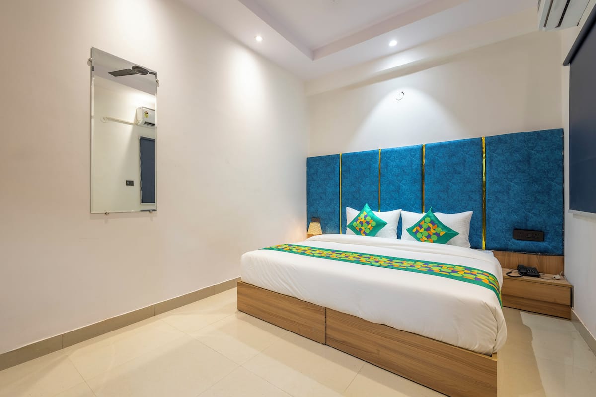 Doppia Standard | Una scrivania, ferro/asse da stiro