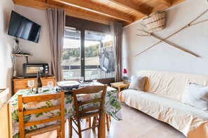 TV - Ski-front apartment, sleeps 5 (Le Dévoluy)
