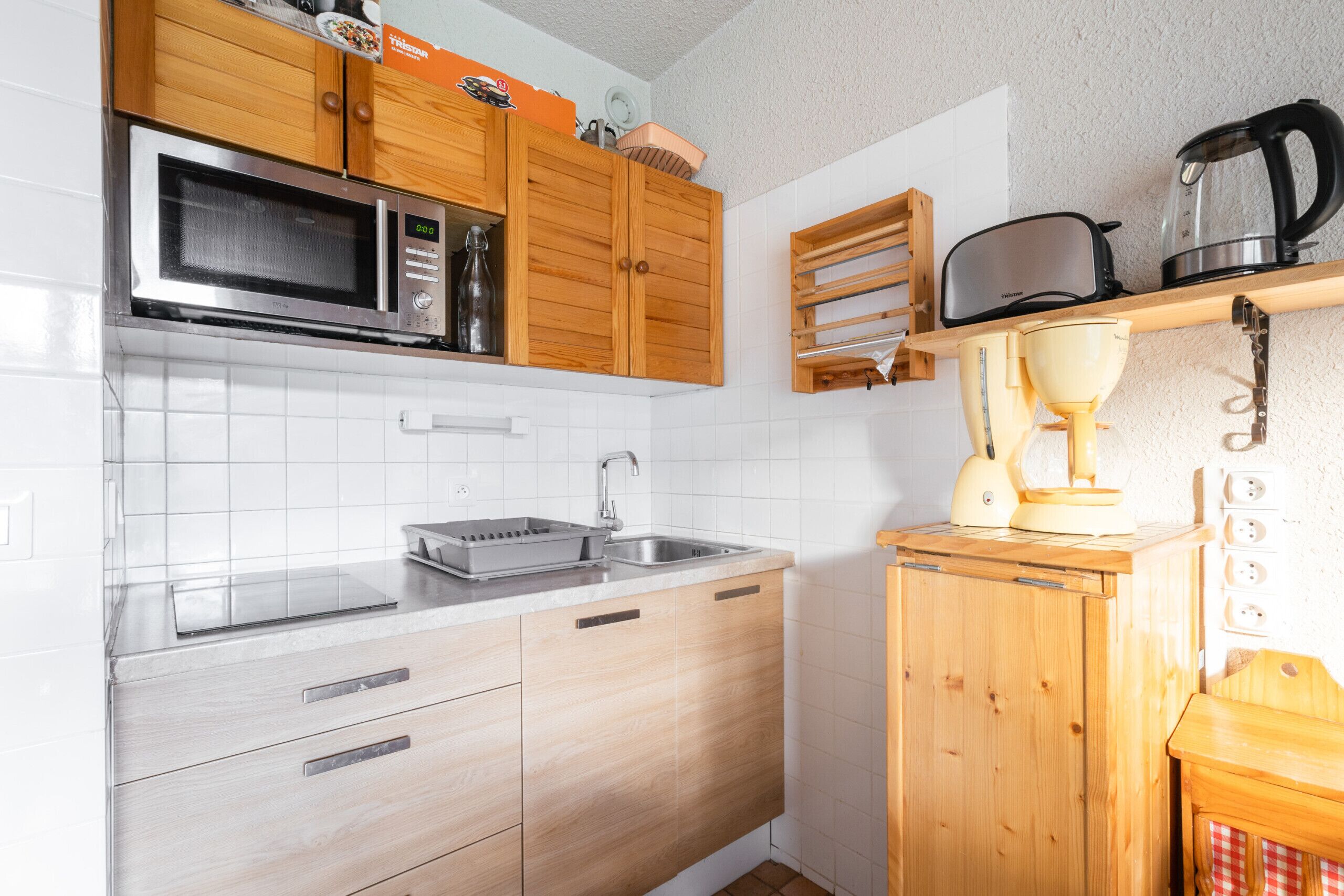Een koelkast, een microgolfoven, een oven