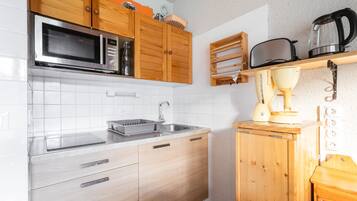Een koelkast, een microgolfoven, een oven