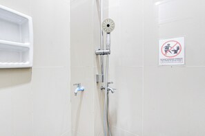 Douche, serviettes fournies, savon, shampoing