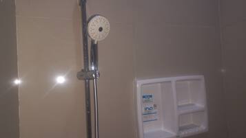 Economy-Zimmer | Badezimmer | Dusche, Handtücher, Seife, Shampoo