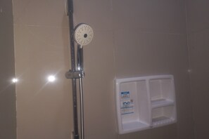 Economy-Zimmer | Badezimmer | Dusche, Handtücher, Seife, Shampoo