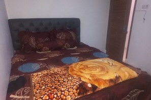 Free WiFi, bed sheets - OYO 94929 Penginapan Kalijaga Syariah (Dieng Kulon)