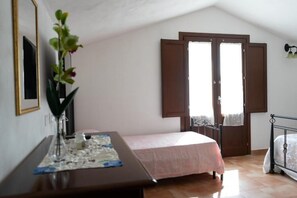 4 عدّة غرف نوم وواي فاي مجانًا وملاءات أسرّة