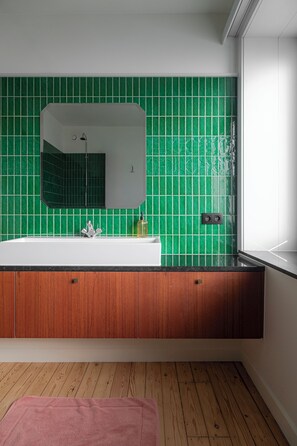 Hair dryer, towels, soap, toilet paper - Modernist house in a quiet area (Beernem)