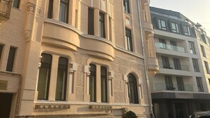 A multi-story building with classical architectural features, including arched windows and decorative moldings. - 1 Bed Royal Escape - City Central, Wifi (Arad)