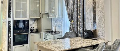 Kühlschrank, Mikrowelle, Ofen