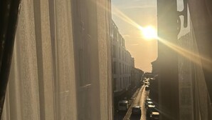 A street view with a clear sky and the sun setting or rising behind a bridge. - 1 Bed Royal Escape - City Central, Wifi (Arad)