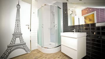Twin kamer, privébadkamer | Badkamer | Een haardroger, handdoeken, zeep, shampoo