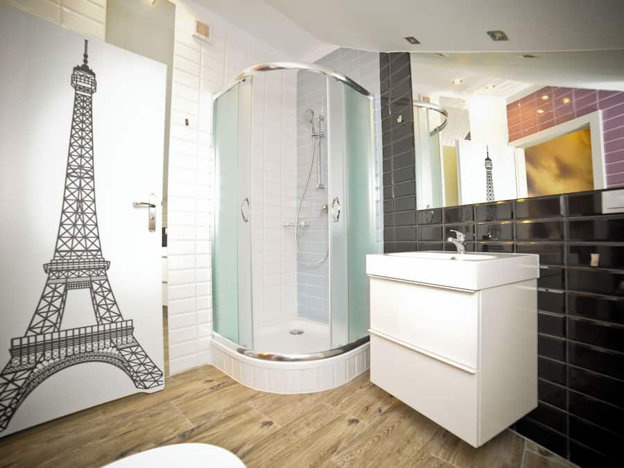 Twin kamer, privébadkamer | Badkamer | Een haardroger, handdoeken, zeep, shampoo