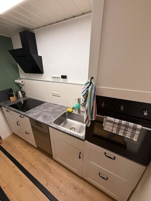 Frigorífico, horno, placa de cocina y lavavajillas