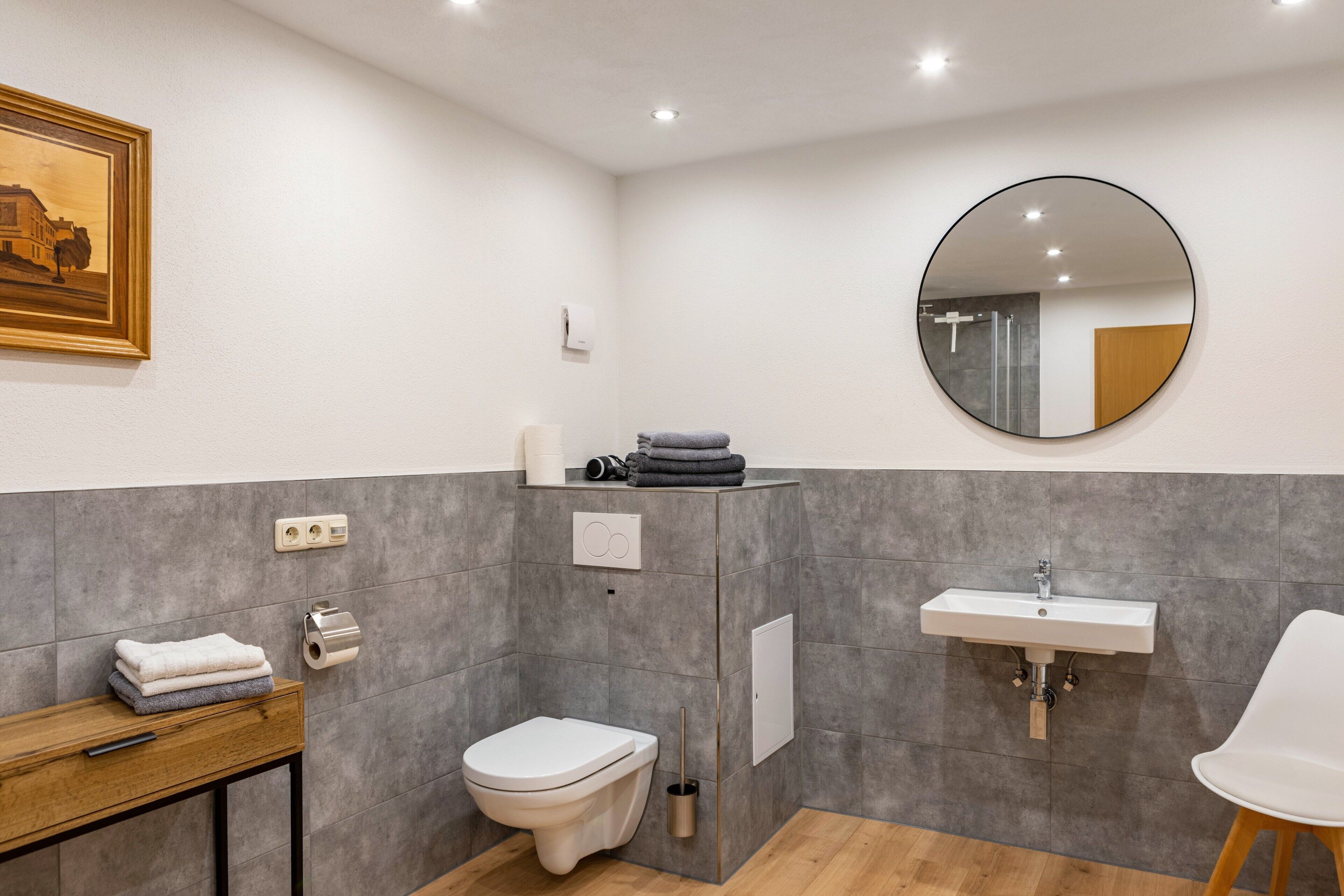 Douche, articles de toilette gratuits, sèche-cheveux