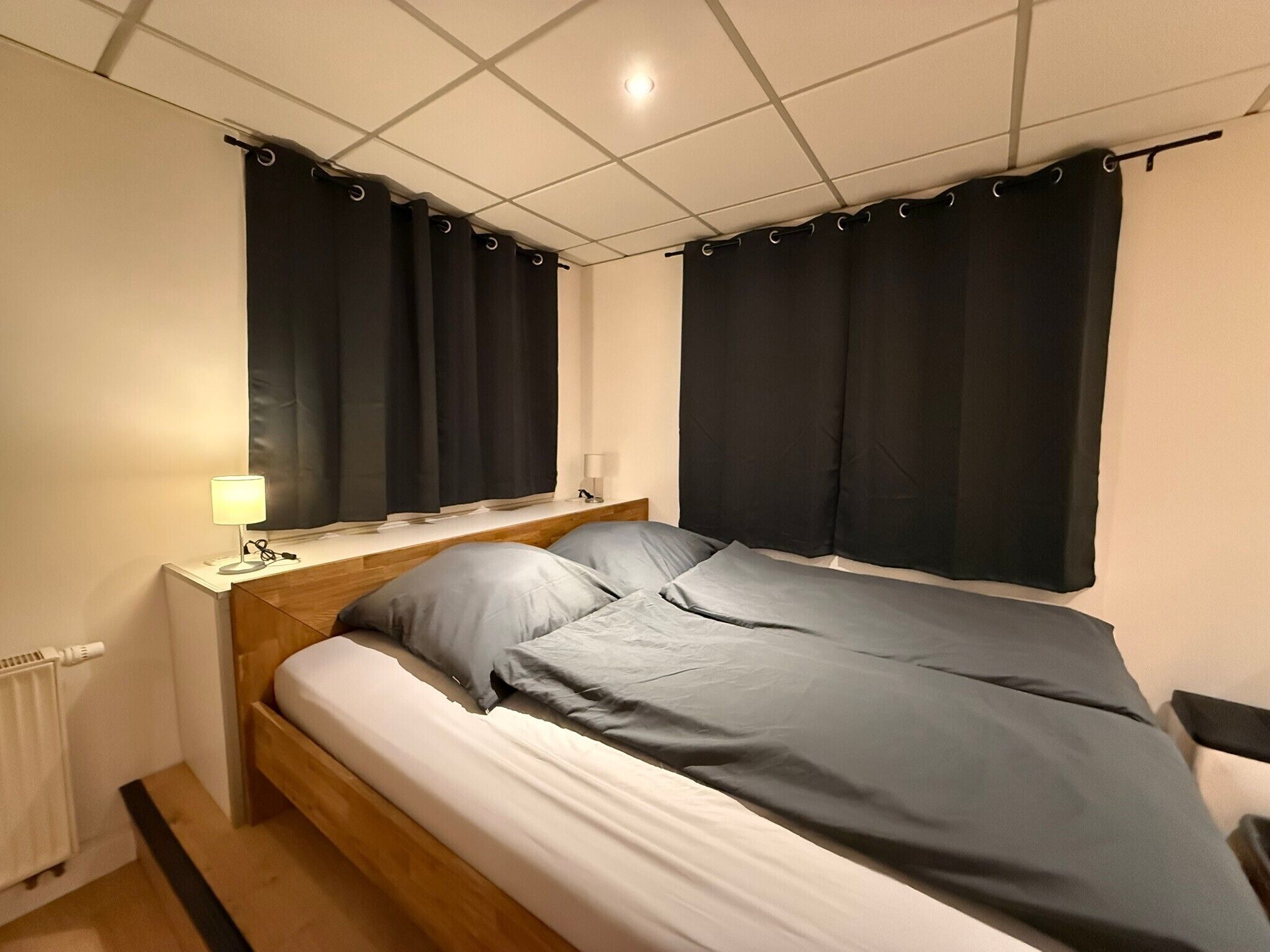 1 bedroom, desk, WiFi