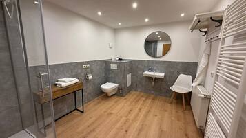 Chuveiro, produtos de toalete grátis, secador de cabelo