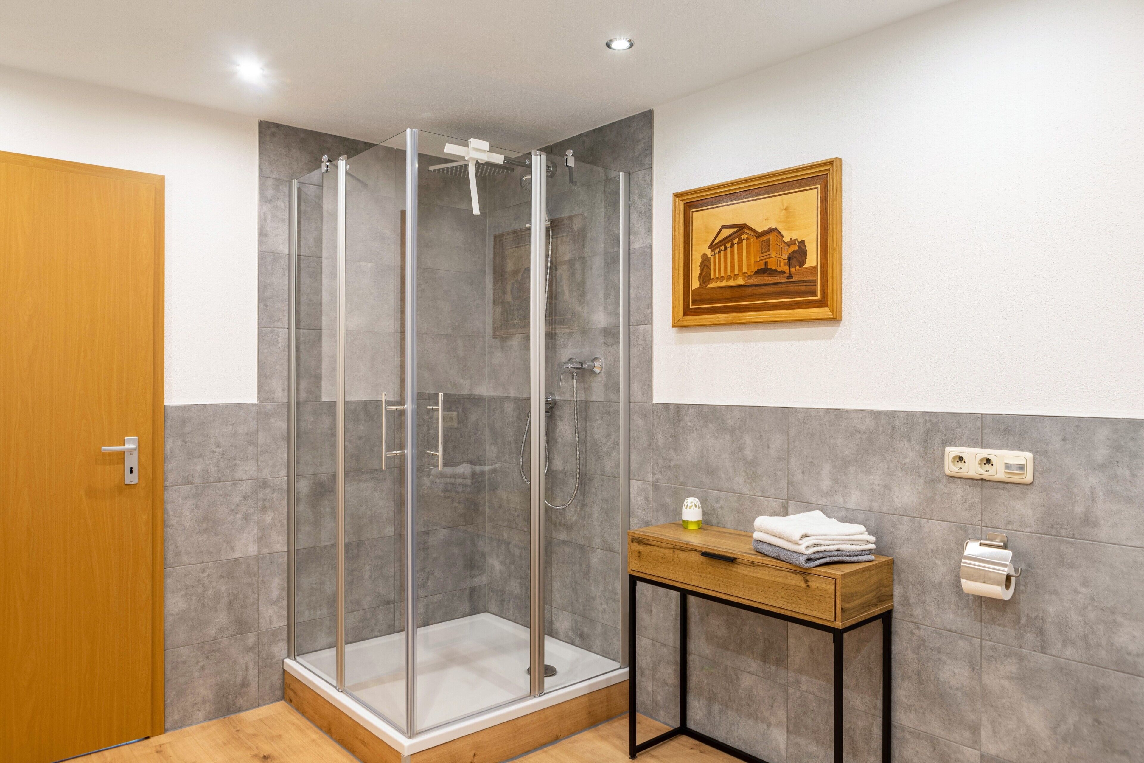 Douche, articles de toilette gratuits, sèche-cheveux