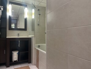 Hair dryer, towels - Cap Hermès 107, studio 30m2, sleeps 3, port view, air conditioning, parking and swimming pool (Fréjus)