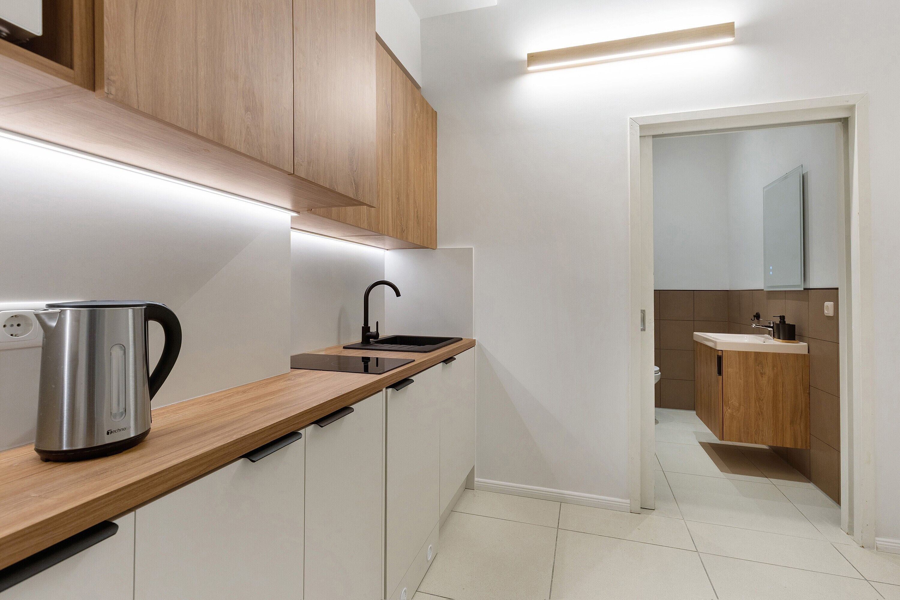 Jääkaappi, mikroaaltouuni, liesi, kahvin-/teenkeitin