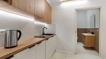 Jääkaappi, mikroaaltouuni, liesi, kahvin-/teenkeitin