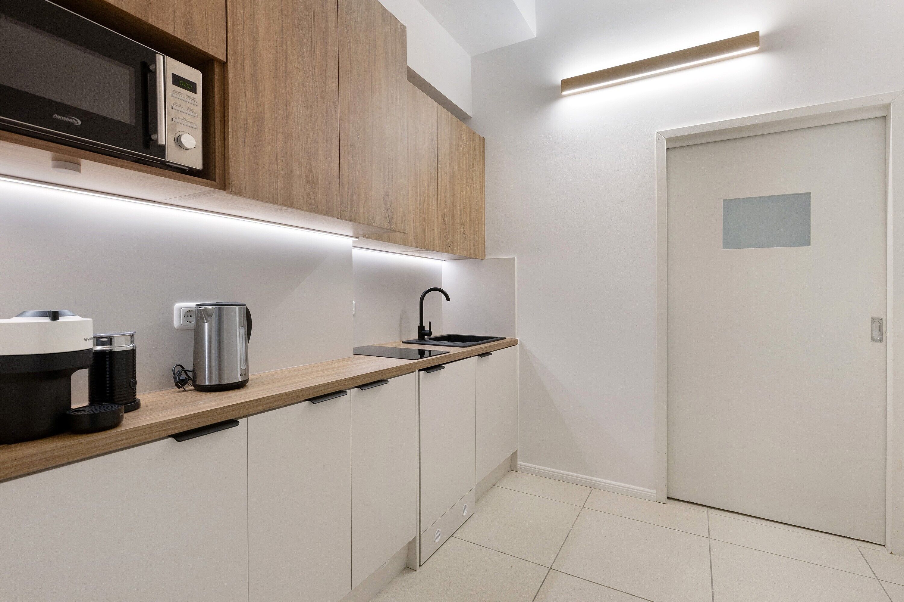 Jääkaappi, mikroaaltouuni, liesi, kahvin-/teenkeitin