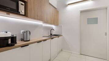 Jääkaappi, mikroaaltouuni, liesi, kahvin-/teenkeitin