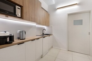 Jääkaappi, mikroaaltouuni, liesi, kahvin-/teenkeitin