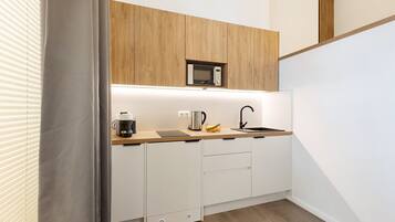 Jääkaappi, mikroaaltouuni, liesi, kahvin-/teenkeitin