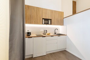 Jääkaappi, mikroaaltouuni, liesi, kahvin-/teenkeitin