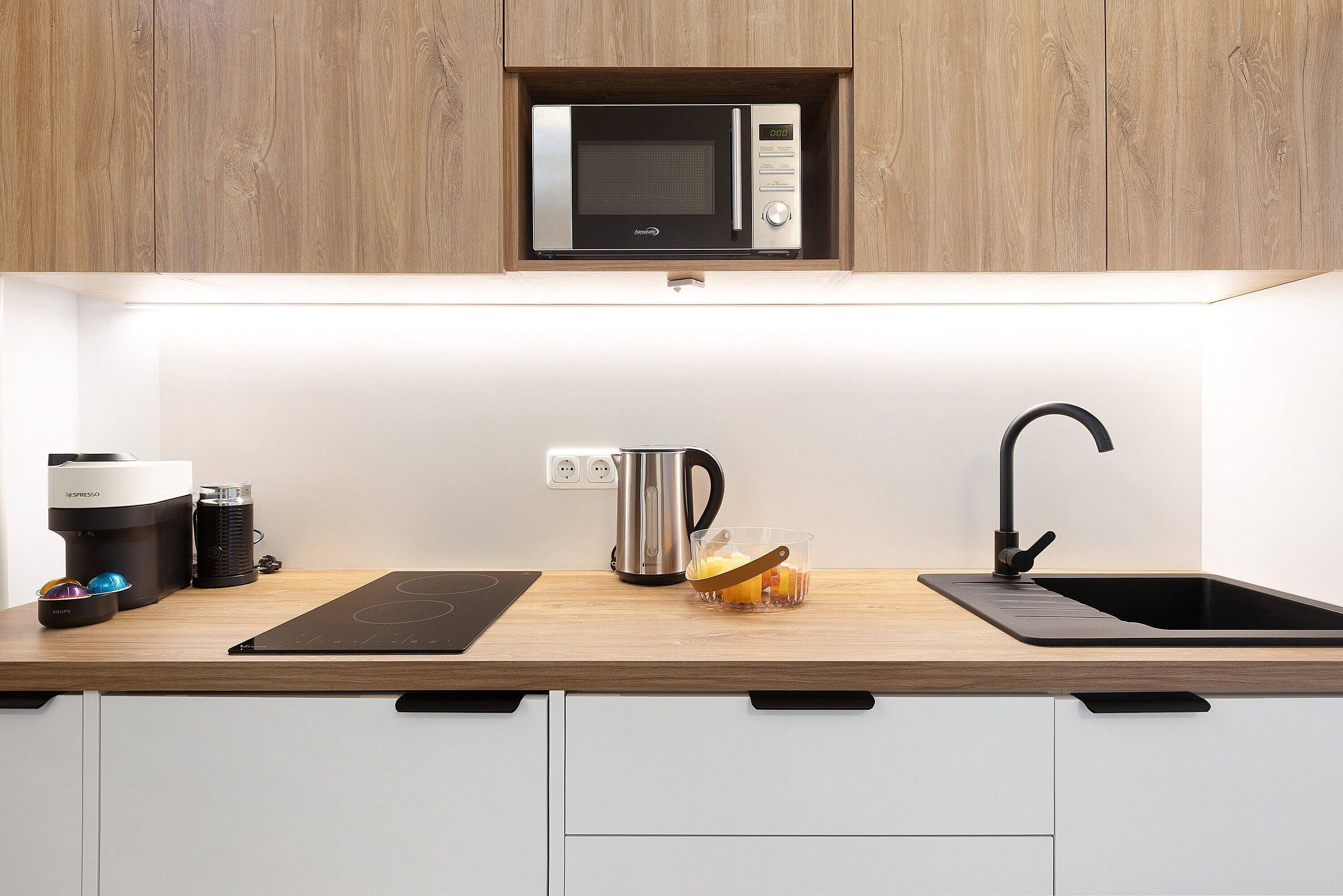 Jääkaappi, mikroaaltouuni, liesi, kahvin-/teenkeitin