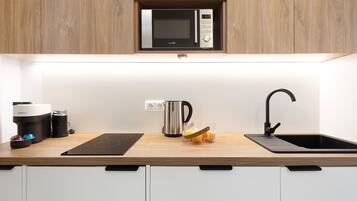 Jääkaappi, mikroaaltouuni, liesi, kahvin-/teenkeitin