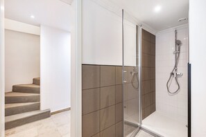 Douche, sèche-cheveux, serviettes fournies