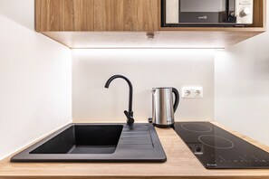 Jääkaappi, mikroaaltouuni, liesi, kahvin-/teenkeitin