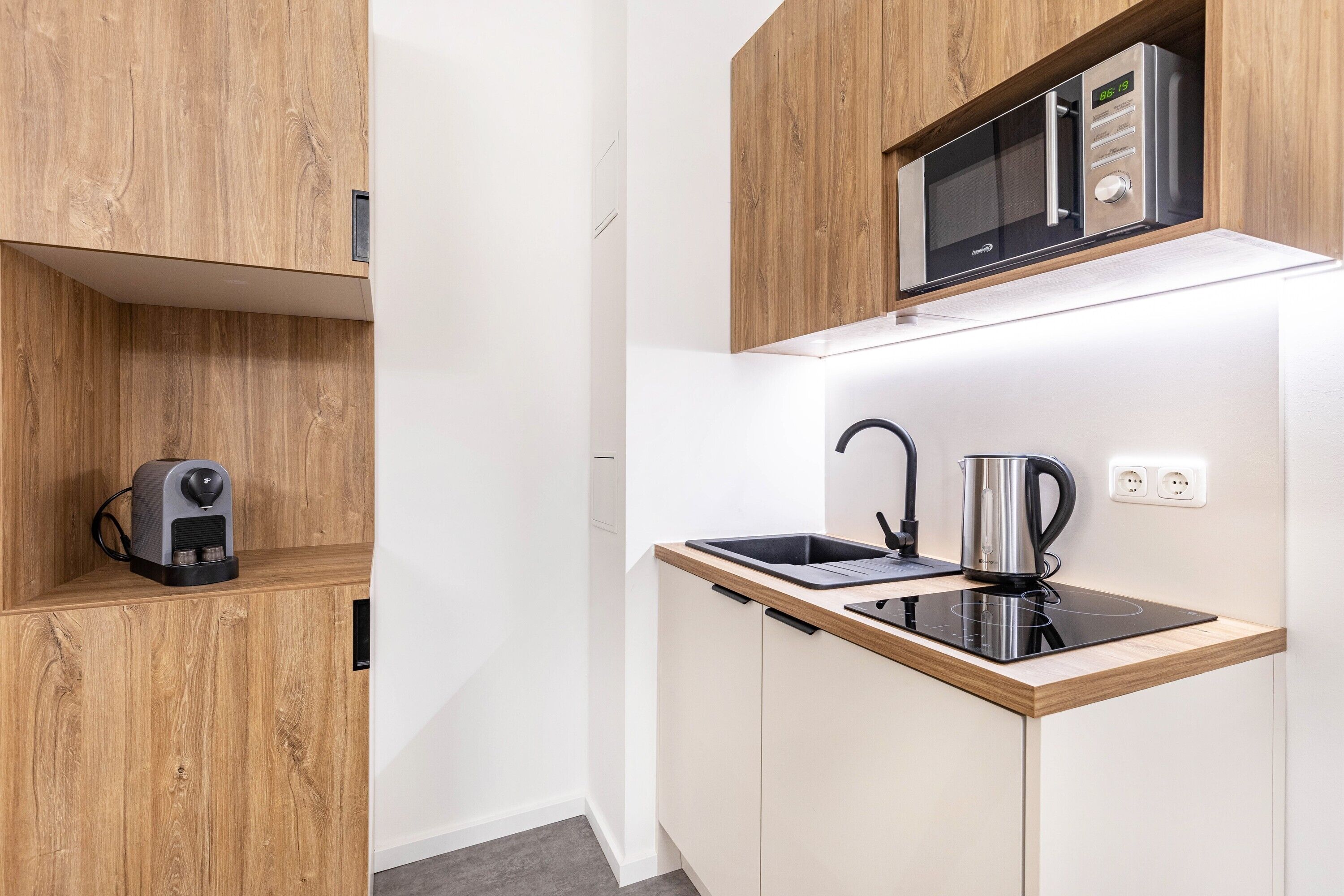 Kühlschrank, Mikrowelle, Herdplatte, Wasserkocher mit Kaffee-/Teezubehör