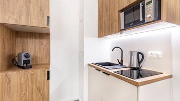 Jääkaappi, mikroaaltouuni, liesi, kahvin-/teenkeitin