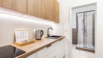 Jääkaappi, mikroaaltouuni, liesi, kahvin-/teenkeitin